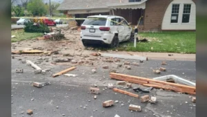 2 flee after car crashes into Aurora home