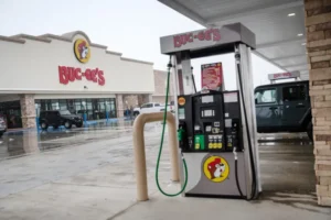 Holiday travelers to save over half billion dollars as gas prices drop to $2.79 per gallon