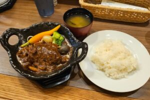 Biting Into Marujuu, the City’s First Sizzling Hamburg Restaurant in Kaimuki