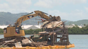 Floating monster home at Keehi Lagoon Park taken down