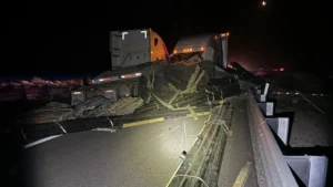 Two semis crash head-on near Mesquite, 1 lane of SB I-15 reopens