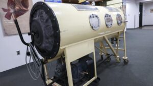 The last American in an iron lung from polio dies at 78