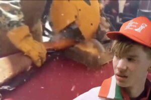 DUMB AND DUMBER: Mexican soldier accidentally shoots bystanders while sawing loaded shotgun during gun buyback event