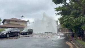 Water main break creates sinkhole in Niu Valley