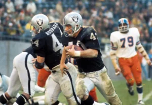 Raiders legend Pete Banaszak, who starred in Super Bowl XI win, dies at 82